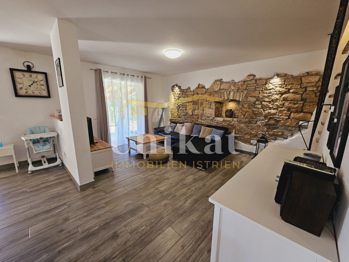 Tenuta con casa in pietra ristrutturata, giardino e piscina